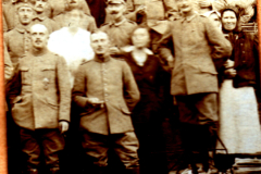 Gruppenfoto von Soldaten und Zivilisten vor einem historischen Gebäude