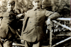 Soldaten lehnen entspannt an einem Zaun, 1915, ländliche Umgebung
