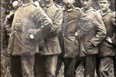 Soldaten in Uniform posieren gemeinsam in einer historischen Aufnahme