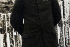 Ein Soldat in Uniform steht im Schnee während des Ersten Weltkriegs