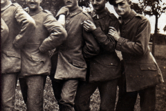 Soldaten des Ersten Weltkriegs entspannen im Freien in Uniform