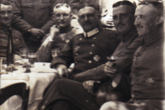 Ein festliches Treffen von Soldaten und Offizieren im Freien während des Krieges