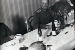 Historische Feier mit Offizieren in einem alten Speisesaal bei Kerzenlicht