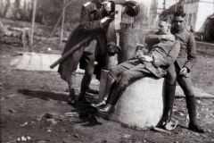 Soldaten posieren an einem Brunnen während des Ersten Weltkriegs in Europa