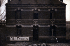 Historisches Gebäude in Esnes mit markanter Fassade und Umgebung