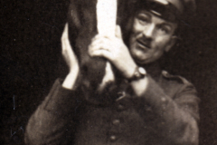 Ein Soldat hält ein Tierkopf in der Hand während des Ersten Weltkriegs