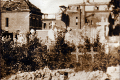 Ein Soldat steht vor einer zerstörten Stadt mit Kreuzzeichen im Hintergrund