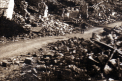 Zerstörte Gebäude nach dem Erdbeben in einer ländlichen Gegend