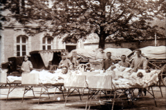 Historische Aufnahme von verletzten Soldaten in einem Lazarett im Freien
