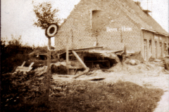 Verfallenes Gebäude mit beschädigter Fassade und Zielscheibe am Straßenrand