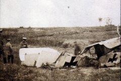 Unglück eines Flugzeugs auf einem Feld während des Ersten Weltkriegs
