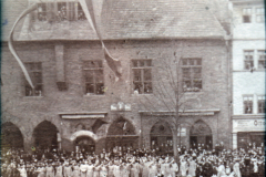 Festumzug vor dem Rathaus in einer historischen Stadt um 1900