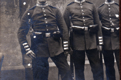 Drei Soldaten in Uniform aus dem frühen 20. Jahrhundert in Deutschland