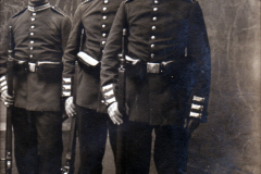 Historisches Gruppenbild von drei Soldaten in uniformierter Bekleidung um 1900