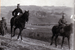 Reiter im historischen Militärkontext auf einem Feldweg in Deutschland