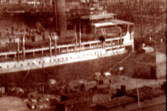 Ein historisches Dampfschiff im Hafen während des frühen 20. Jahrhunderts