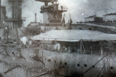 Blick auf ein historisches Kriegsschiff im Hafen bei Sonnenuntergang