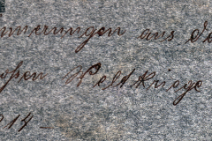 Erinnerungen aus dem Ersten Weltkrieg von 1914 bis 1918 auf grauem Stoff