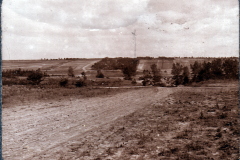 Landschaft mit Feldweg und Hügeln in ländlicher Umgebung während des Tages