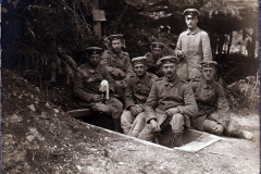 Soldaten in uniform beim Grabenbau in einem Wald während des Ersten Weltkriegs