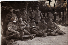 Soldaten im Ersten Weltkrieg posieren in einem Wald im Jahr 1917