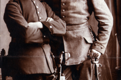 Zwei Soldaten in historischer Uniform aus dem frühen 20. Jahrhundert