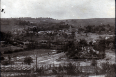 Landschaft mit alten Gebäuden und Feldern in ländlicher Umgebung