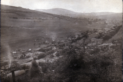 Historische Landschaftsaufnahme eines Gebirges mit Fluss im Hintergrund