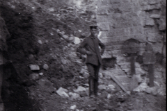 Ein Soldat steht in einem zerstörten Gebäude während des Ersten Weltkriegs