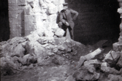 Erkundung einer alten Ruine in den Bergen während des frühen 20. Jahrhunderts