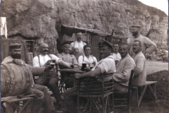 Arbeitergruppe vor einer Felswohnung im frühen 20. Jahrhundert