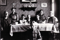 Familiensammlung im historischen Raum mit traditionellem Tisch in Deutschland