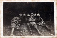 Soldaten sitzen in einer Waldlandschaft während des Ersten Weltkriegs