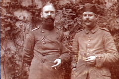 Zwei Soldaten in Uniform entspannt in der Natur während des Ersten Weltkriegs