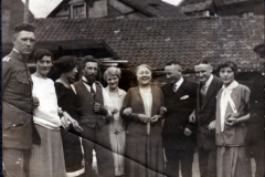 Gruppenbild vor einem historischen Gebäude mit Freunden aus den 1920er Jahren