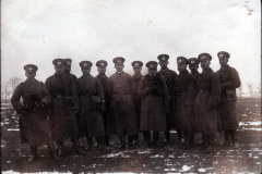 Gruppe von Soldaten in uniformierter Kleidung auf einem verschneiten Feld