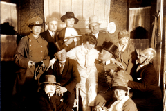 Gruppenbild mit historischen Kostümen in einem alten Raum während einer Feier