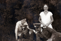 Historisches Gruppenfoto in einem Park im Sommer, Menschen in Uniform und Kleid
