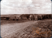 Landschaft mit Feldweg und Hügeln in ländlicher Umgebung während des Tages