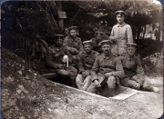 Soldaten in uniform beim Grabenbau in einem Wald während des Ersten Weltkriegs