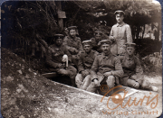 Soldaten in uniform beim Grabenbau in einem Wald während des Ersten Weltkriegs