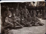 Soldaten im Ersten Weltkrieg posieren in einem Wald im Jahr 1917