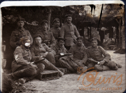 Soldaten im Ersten Weltkrieg posieren in einem Wald im Jahr 1917