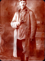 Ein deutscher Soldat in Uniform hält eine Pistole in der Hand
