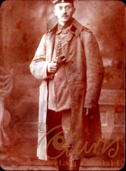 Ein deutscher Soldat in Uniform hält eine Pistole in der Hand