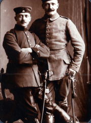 Zwei Soldaten in historischer Uniform aus dem frühen 20. Jahrhundert