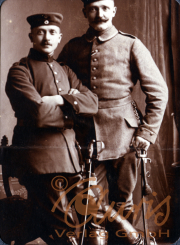 Zwei Soldaten in historischer Uniform aus dem frühen 20. Jahrhundert