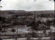 Landschaft mit alten Gebäuden und Feldern in ländlicher Umgebung