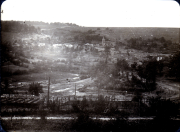 Ein ländlicher Blick auf eine historische Siedlung in der Dämmerung