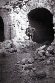Erkundung einer alten Ruine in den Bergen während des frühen 20. Jahrhunderts